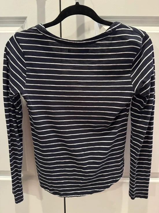 Abercrombie & Fitch Navy and White Striped Long-Sleeve V-Neck Top - Picture 4 of 4